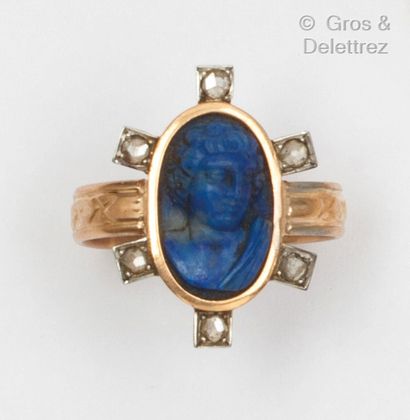 null Yellow gold ring, set with a cameo on lapis and rose-cut diamonds. Finger size...