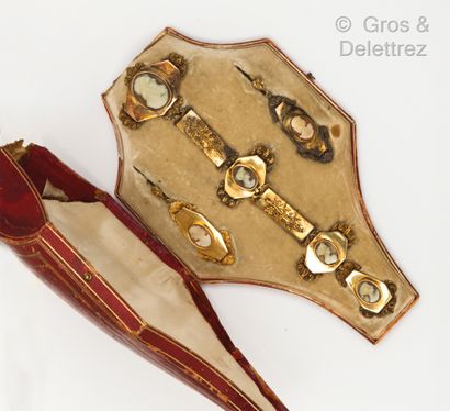 null Yellow gold set, including a brooch and a pair of earrings with shell cameos...