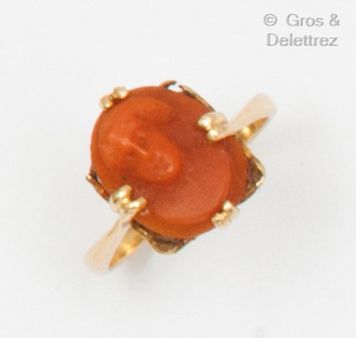 Yellow gold ring, set with a cameo on coral...