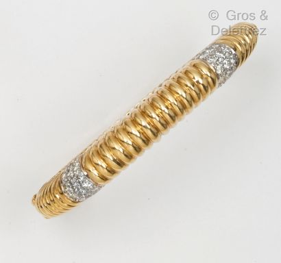  Bracelet « Jonc » ouvrant en or jaune godronné, orné de deux pavages de diamants...