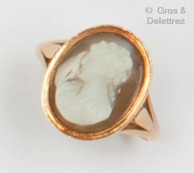 null Yellow gold ring (14K), with a cameo on agate representing a woman in bust....
