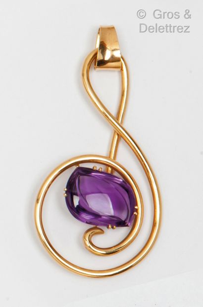 null Yellow gold "Floor key" pendant, with an amethyst inlay. Dimensions: 8 x 4.5...