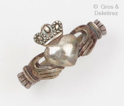 null A silver "Promise" ring decorated with hands holding a heart. Finger size :...