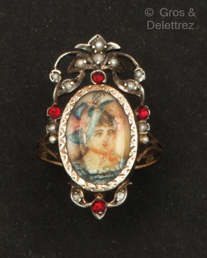 null Yellow gold ring with a miniature of a gallant woman surrounded by pearls and...