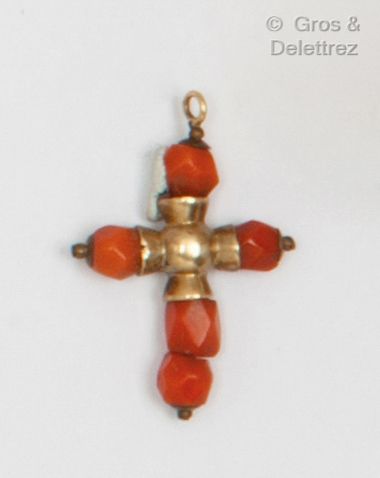 null Yellow gold and coral "Cross" pendant. Length: 2 cm. Gross weight: 0.8g.