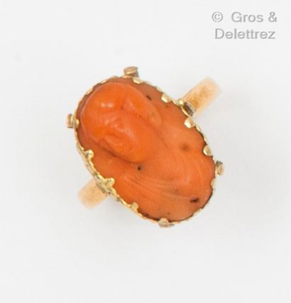 Yellow gold ring set with a cameo on coral...