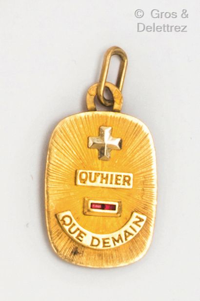 Medal in yellow gold, decorated with calibrated...