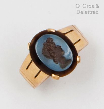 null Yellow gold "Chevalière" ring, set with an intaglio on agate showing a busty...