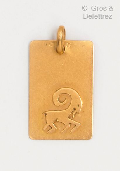 null Médaille en or jaune à décor d’un bélier stylisé. Dimensions : 2,5 x 1,5 cm....