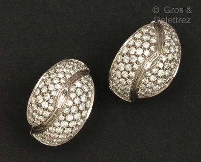 null Pair of white gold earrings with two crossed rings partially set with brilliant-cut...