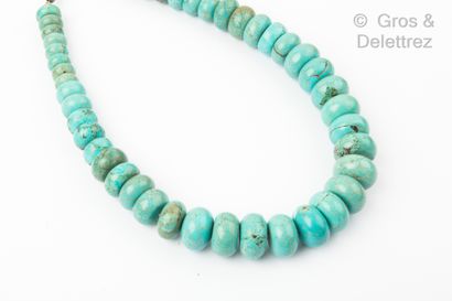 null Lot of two necklaces, one composed of a fall of turquoise discs, the other composed...