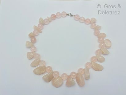 null Collier de perles de quartz rose facettés et brut. Longueur : 55 cm.
