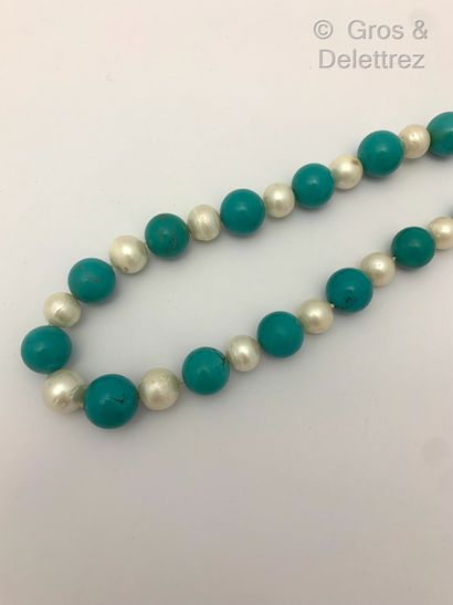null Collier composé d'un rang de perles de turquoise alterné de perles de culture....