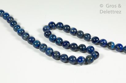 Un rang de perles de lapis lazuli. Longueur...