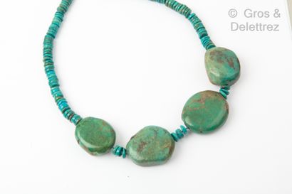 null Lot of two necklaces, one composed of a fall of turquoise discs, the other composed...