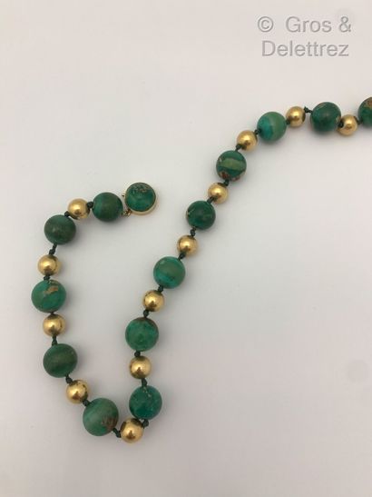 null Collier composé d'un rang de perle de turquoise, alternées de perles d'or jaune...