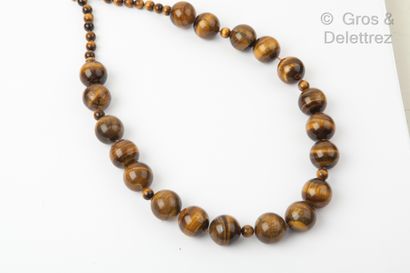 null Necklace composed of a fall of pearls eye of stem alternated by smaller pearls....