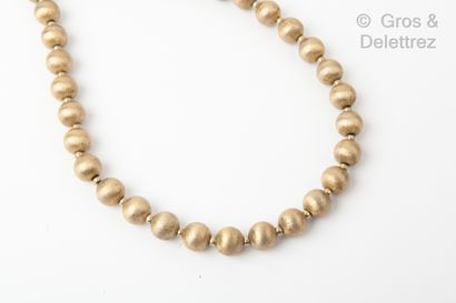 null Lot de deux colliers de perles de métal doré amati, l'un alterné petites perles....