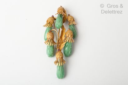 null Broche "Aubergine" en or jaune ciselé retenant des pampilles de jade sculpté....