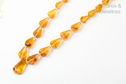null Long necklace made of a drop of amber beads, the one in the center forming a...