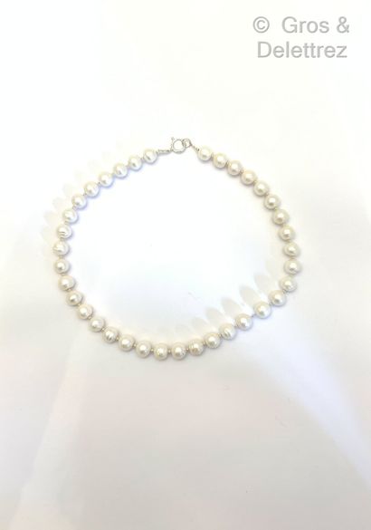 null Necklace made of cultured pearls alternated with silver beads. The clasp in...