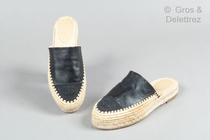 CHANEL Paire d’espadrilles ouvertes en cuir agneau noir, bouts en gros grain siglé,...