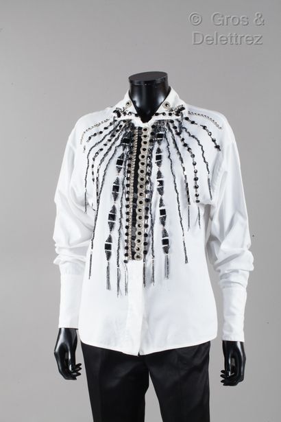 GIANNI VERSACE Magnifique chemise en coton blanc rebrodée de perles métallisées argent,...