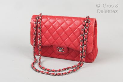 CHANEL circa 2014 *Sac « Jumbo » 30cm en cuir agneau rouge, fermoir CC en métal argenté...