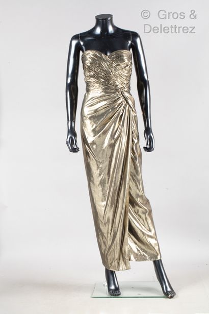 OSCAR DE LA RENTA Strapless evening dress in gold lurex, pleated bust highlighted...