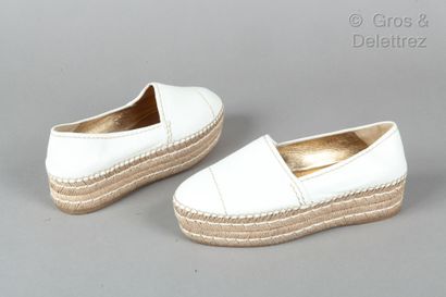 PRADA Paire d’espadrilles en cuir agneau blanc, semelles en caoutchouc, surmontées...