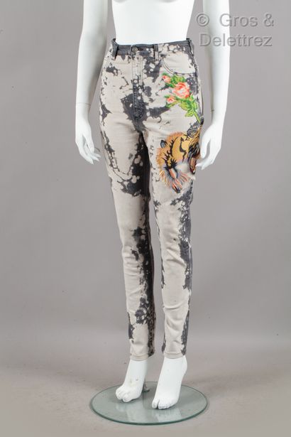 GUCCI par Alessandro Michele *Pantalon en denim gris taché blanc, orné en application...