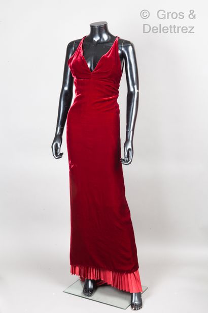 OSCAR DE LA RENTA Sleeveless long dress in carmine silk velvet, V-neckline, partially...