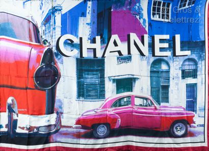CHANEL Carré maxi en soie imprimée multicolore à décor de voitures, finitions ef...