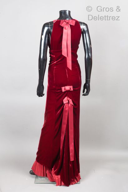 OSCAR DE LA RENTA Sleeveless long dress in carmine silk velvet, V-neckline, partially...