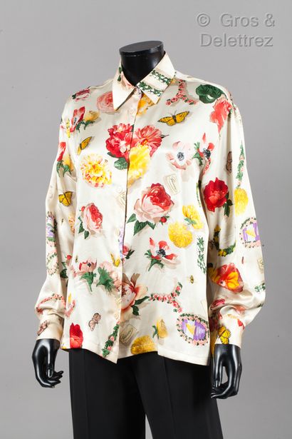 GUCCI Lot composé d’une blouse en satin imprimé d’un motif floral multicolore sur...
