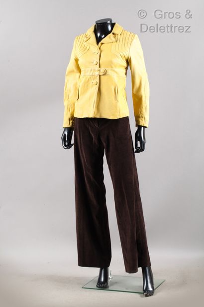 MARNI Ensemble composé d’une veste en veau jaune, col cranté, simple boutonnage recouvert...