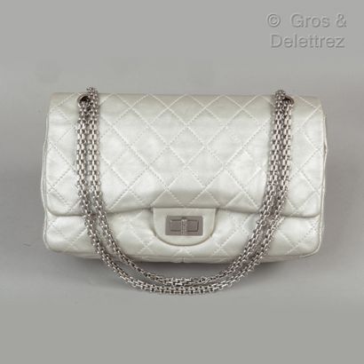 CHANEL circa 2009 *Sac « 2.55 Reissue Jumbo » en cuir agneau métallisé argent, fermoir...