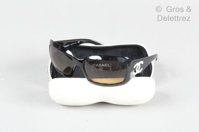 CHANEL Paire de lunettes de soleil en résine noir, verres fumés, branches siglée...