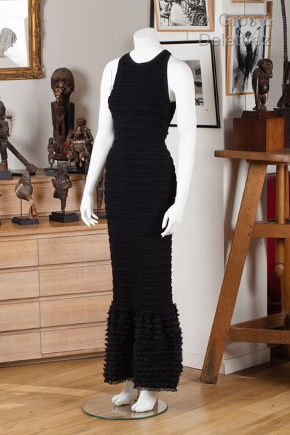 ALAÏA Magnifique robe longue en maille noir, travaillée à motif de rayures par une...