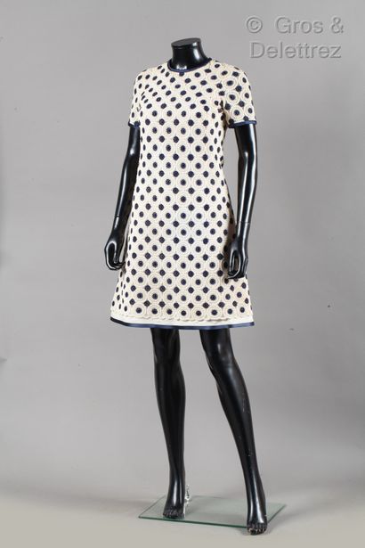 YVES SAINT LAURENT haute couture n°14828 circa 1965 - Robe en crochet blanc, marine,...