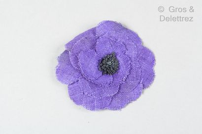 CHANEL Broche « Camélia » en lin violet, pistils noirs. Signée sur plaque.