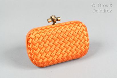 BOTTEGA VENETA Minaudière « Knot » 17cm en satin Intrecciato et cuir agneau orange,...