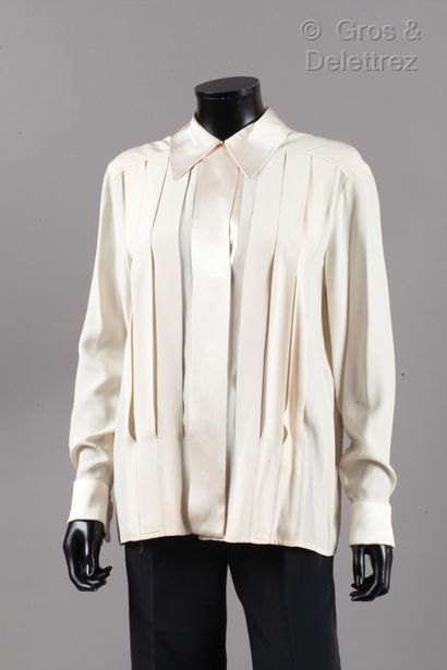 CHANEL boutique Blouse with flat pleats in ecru silk crepe, small collar, single...