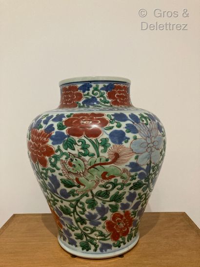 null Chine, période Transition, XVIIe siècle

Potiche en porcelaine émaillé bleu,...