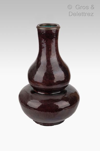 null Chine, fin XIXe siècle

Vase double gourde à long col en céramique émaillée...
