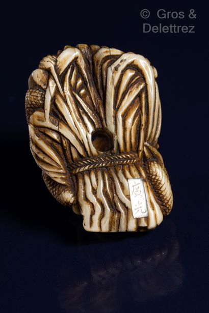 null Japon, XIXe siècle	

Netsuke en ivoire rehaussé de brun, figurant deux cailles...