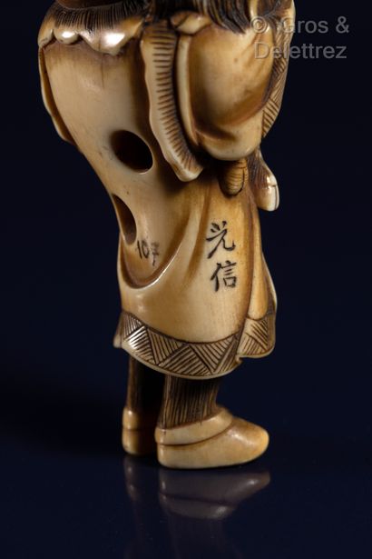 null Japon, XIXe siècle	

Netsuke en ivoire rehaussé de noir, figurant un karako...