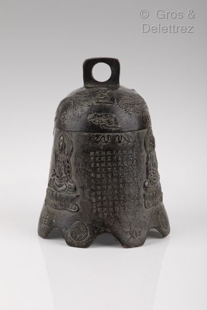 null Chine. Cloche en bronze à décor de Guanyin assises en méditation, alternant...