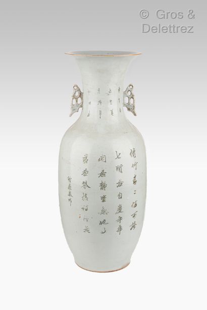 null Chine, vers 1950-1960

Vase balustre en porcelaine émaillée polychrome, à décor...