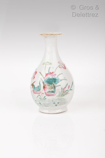 null Chine, fin XIXe siècle

Petit vase balustre en porcelaine et émaux de la famille...